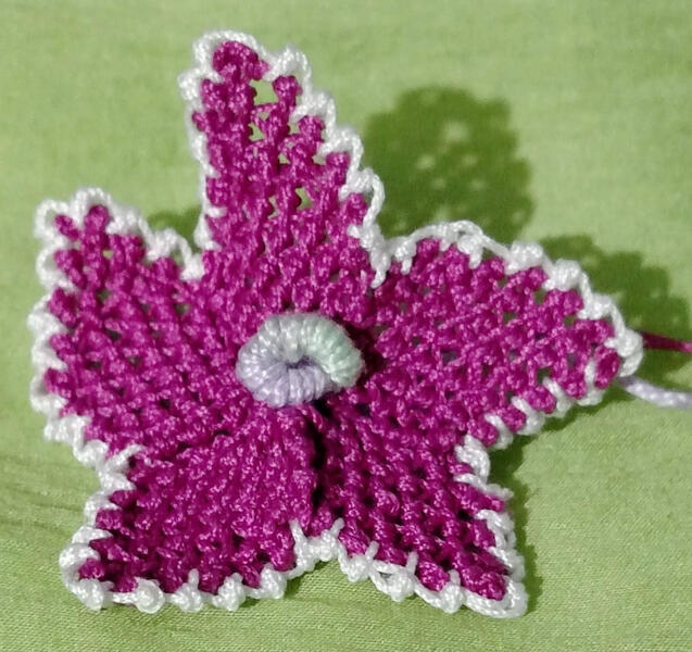 Joan&#39;s first flower using the raised center from the beginner&#39;s book, and the flower pattern from the quick guide. Dogwood Lace Guild, Springdale, AK.