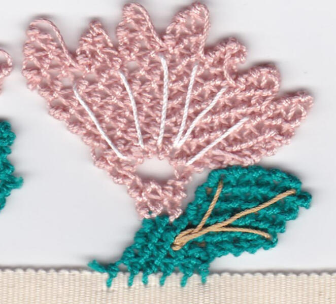 Joan&#39;s fan flower lace edging from the new handout available in the store or on Amazon for Kindle.