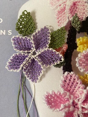 Suzanne&#39;s creates the star flowers found in the intermediate and advanced pattern book.
