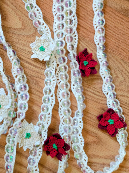 A view of Sandra&#39;s completed poinsettia garland.