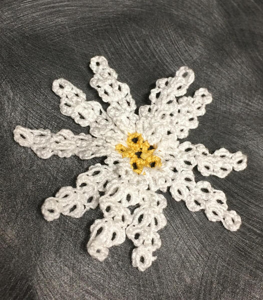 Instructor Shawna Wachs translated the turkish oya daisy pattern to tatting patterns.